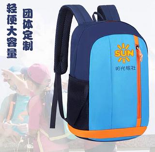 Mochila infantil Deka para atividades ao ar livre no outono, ideal para acampamentos, caminhadas e viagens de estudo. Modelo pequeno com alças duplas.