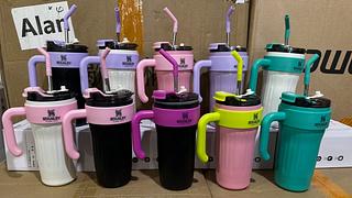 Garrafa com canudo 890ML（caxia52pc✖️28=1456reais）